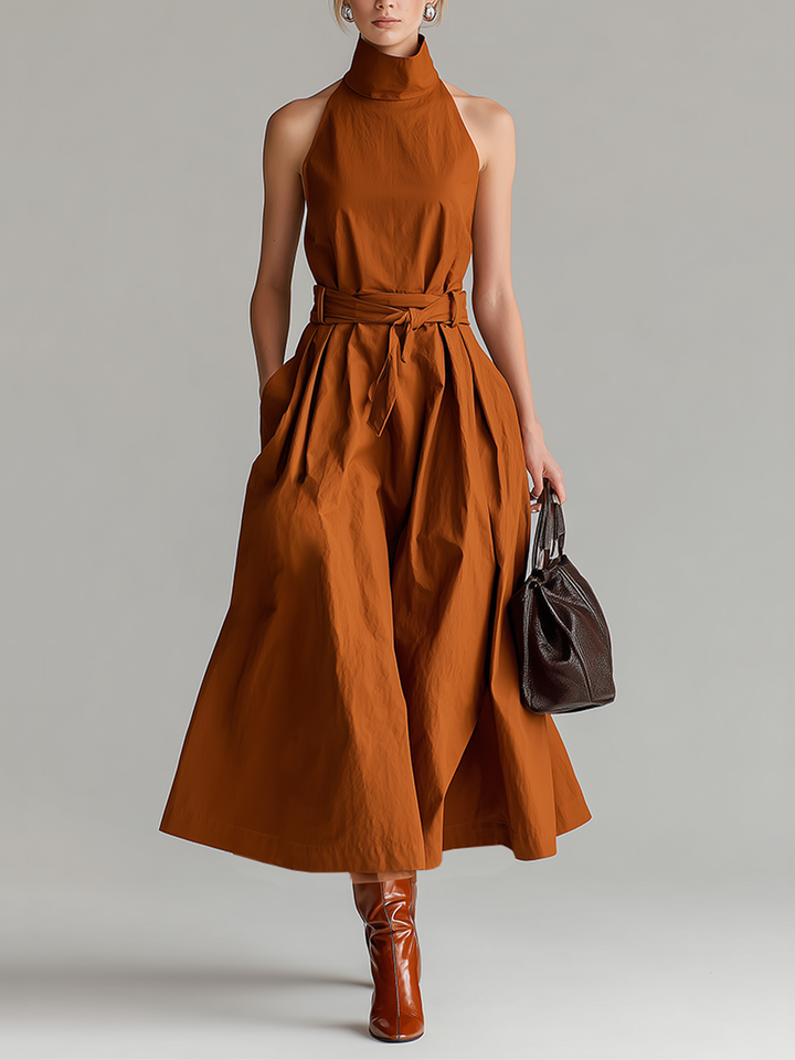 Robe en coton rouille à col halter avec ceinture à nouer, style minimaliste et élégant intemporel pour femme
