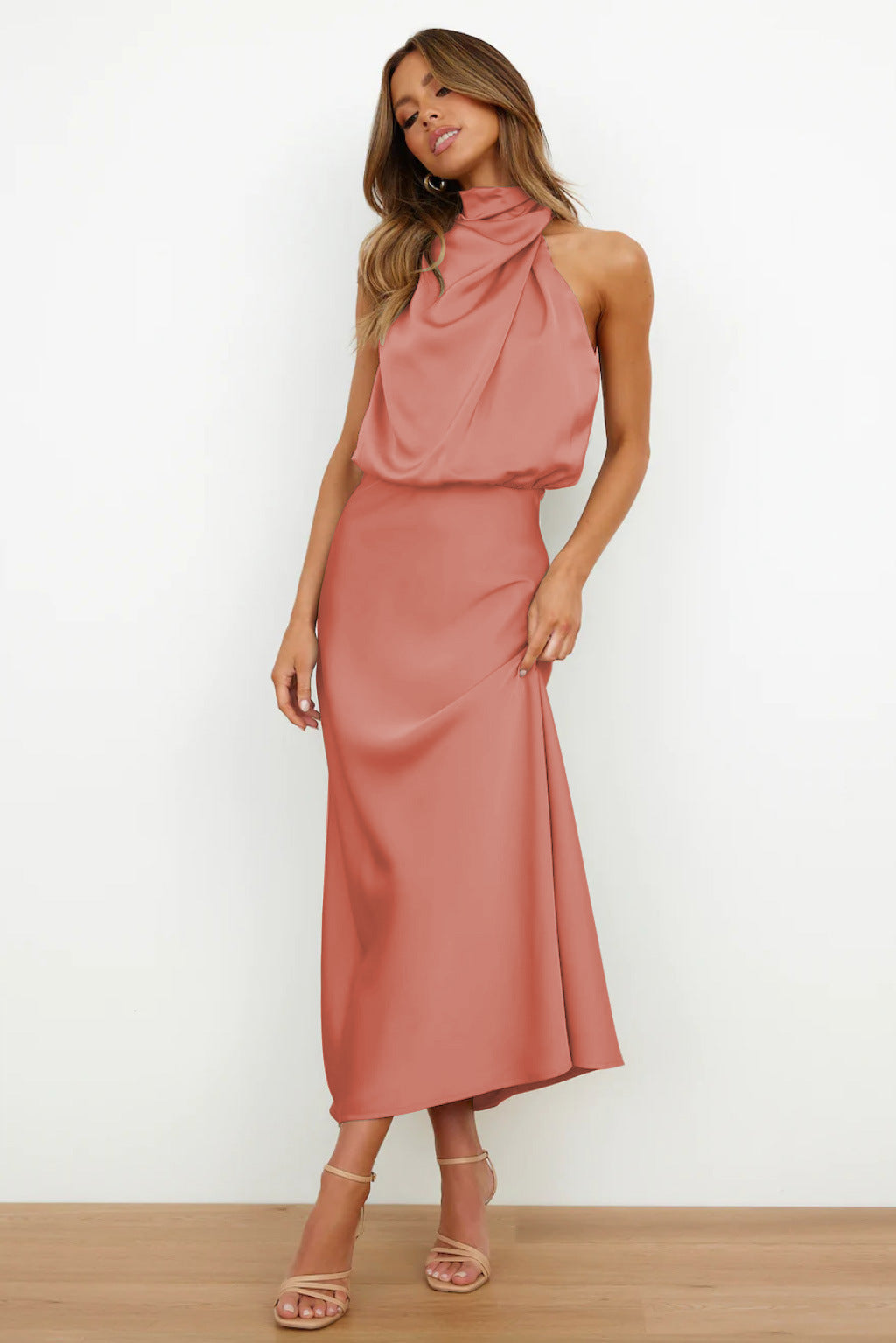 Rochelle | Vestido satinado femenino con cuello halter