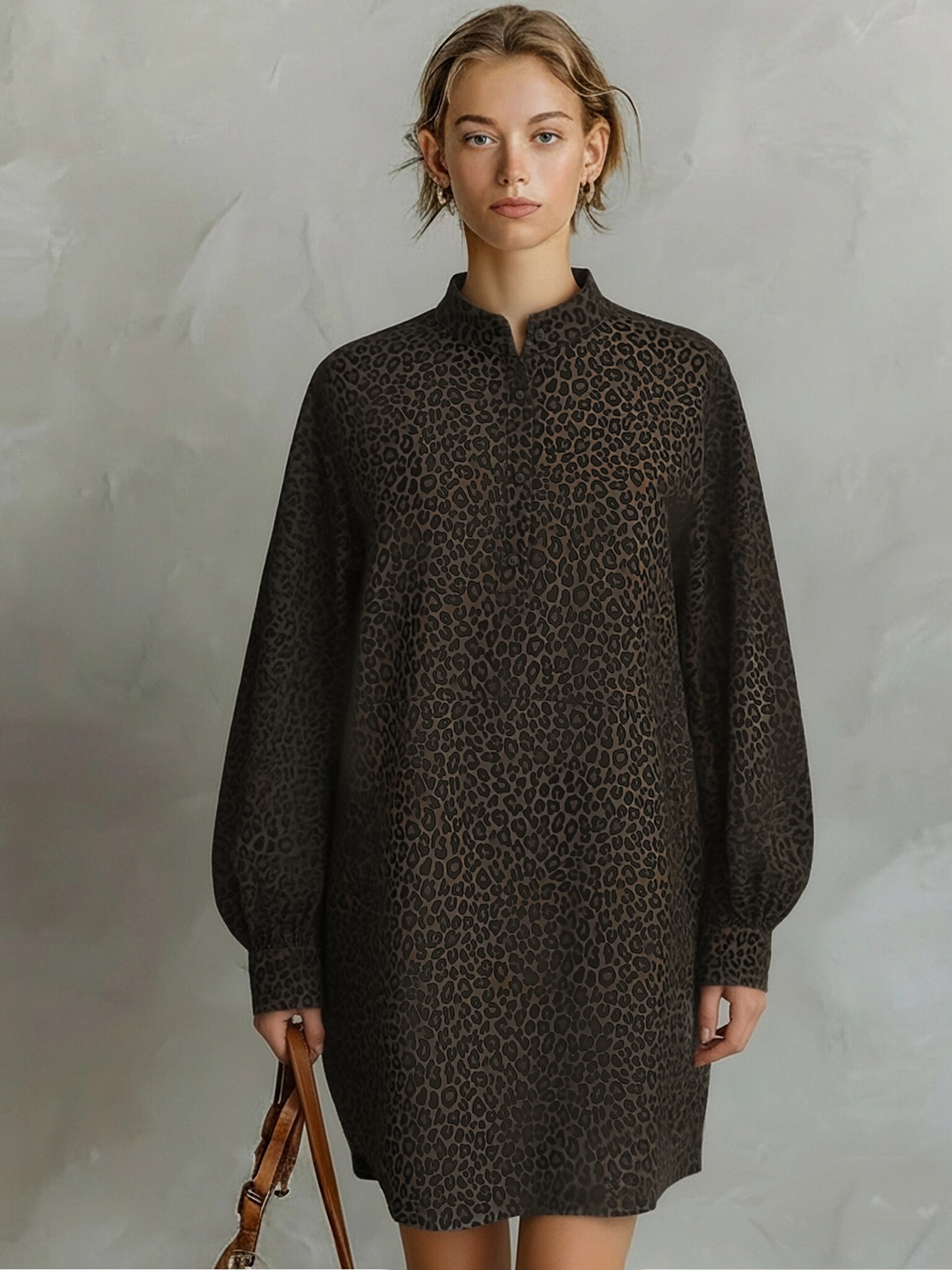 Robe femme mode ample à manches longues avec imprimé léopard marron et encolure dégagée