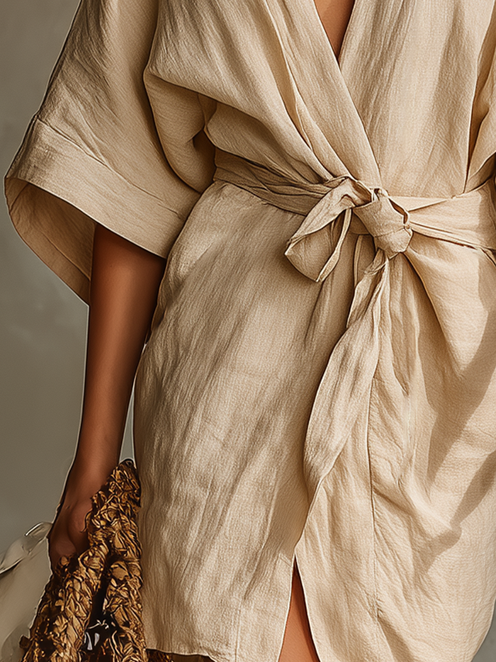 Abito incrociato da donna in lino beige con maniche a kimono e dettaglio in vita da annodare