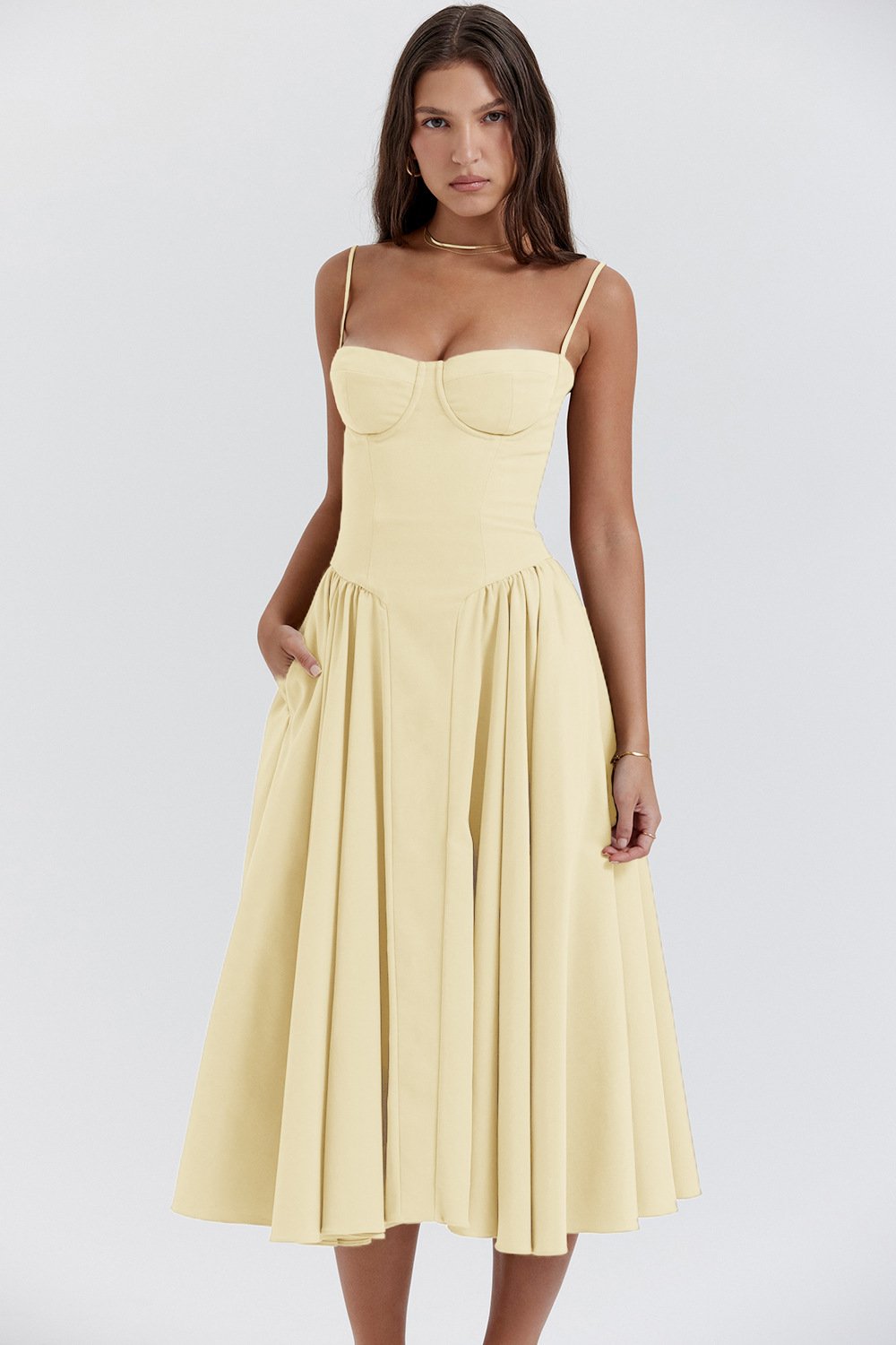 Elegantes Midikleid für Damen mit Spaghettiträgern und ausgestelltem Rock