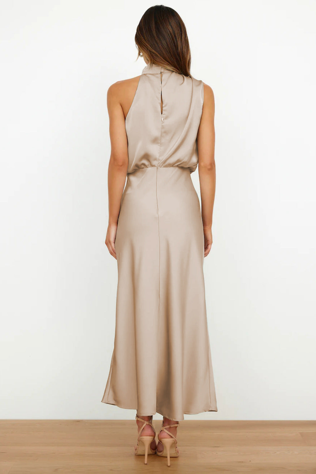 Rochelle | Vestido satinado femenino con cuello halter