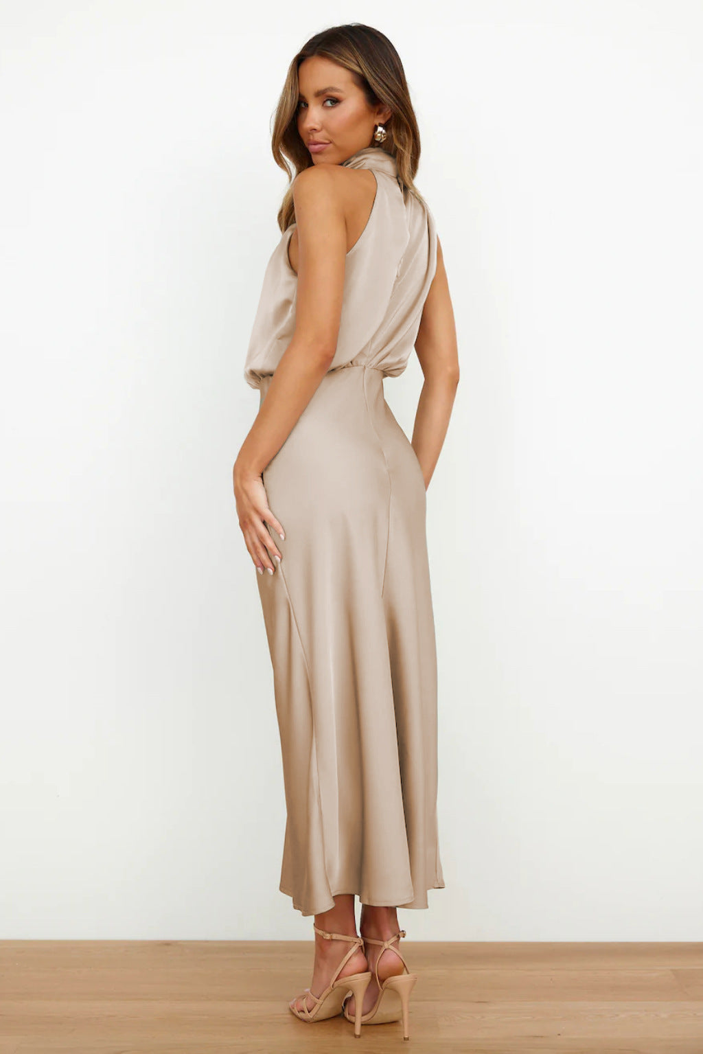 Rochelle | Vestido satinado femenino con cuello halter