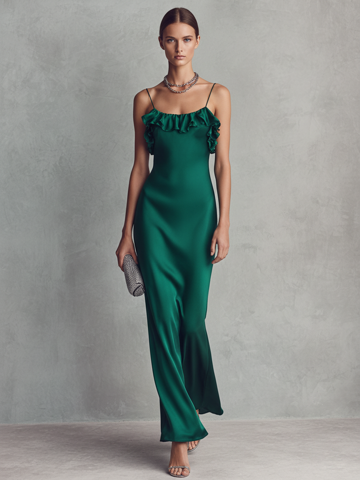 Abito lungo da donna in raso elasticizzato verde smeraldo con scollo a balze e spalline sottili