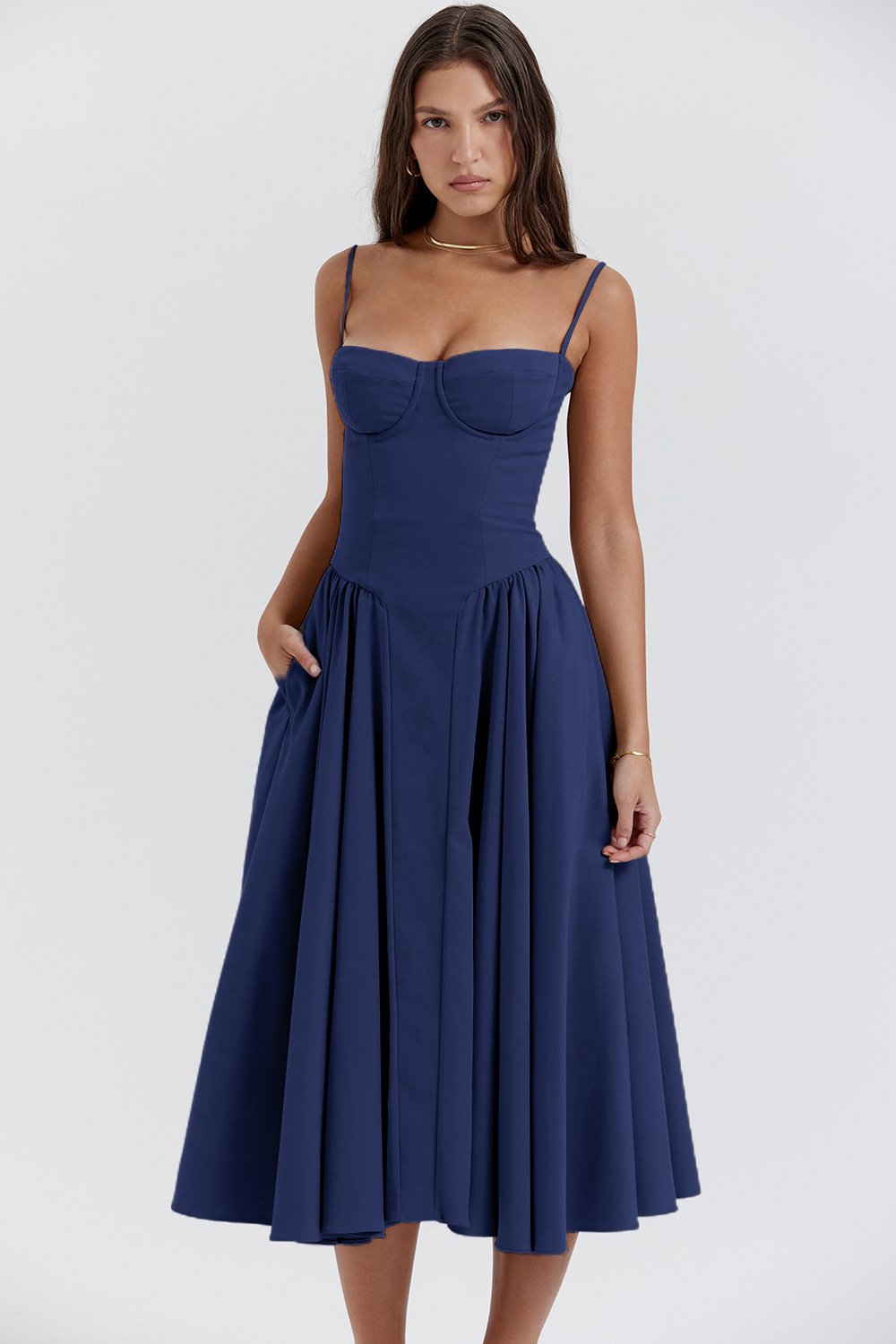 Elegantes Midikleid für Damen mit Spaghettiträgern und ausgestelltem Rock