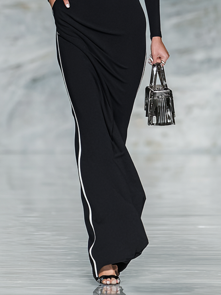 Abito lungo da donna nero e bianco con scollo quadrato, maniche lunghe e vestibilità aderente