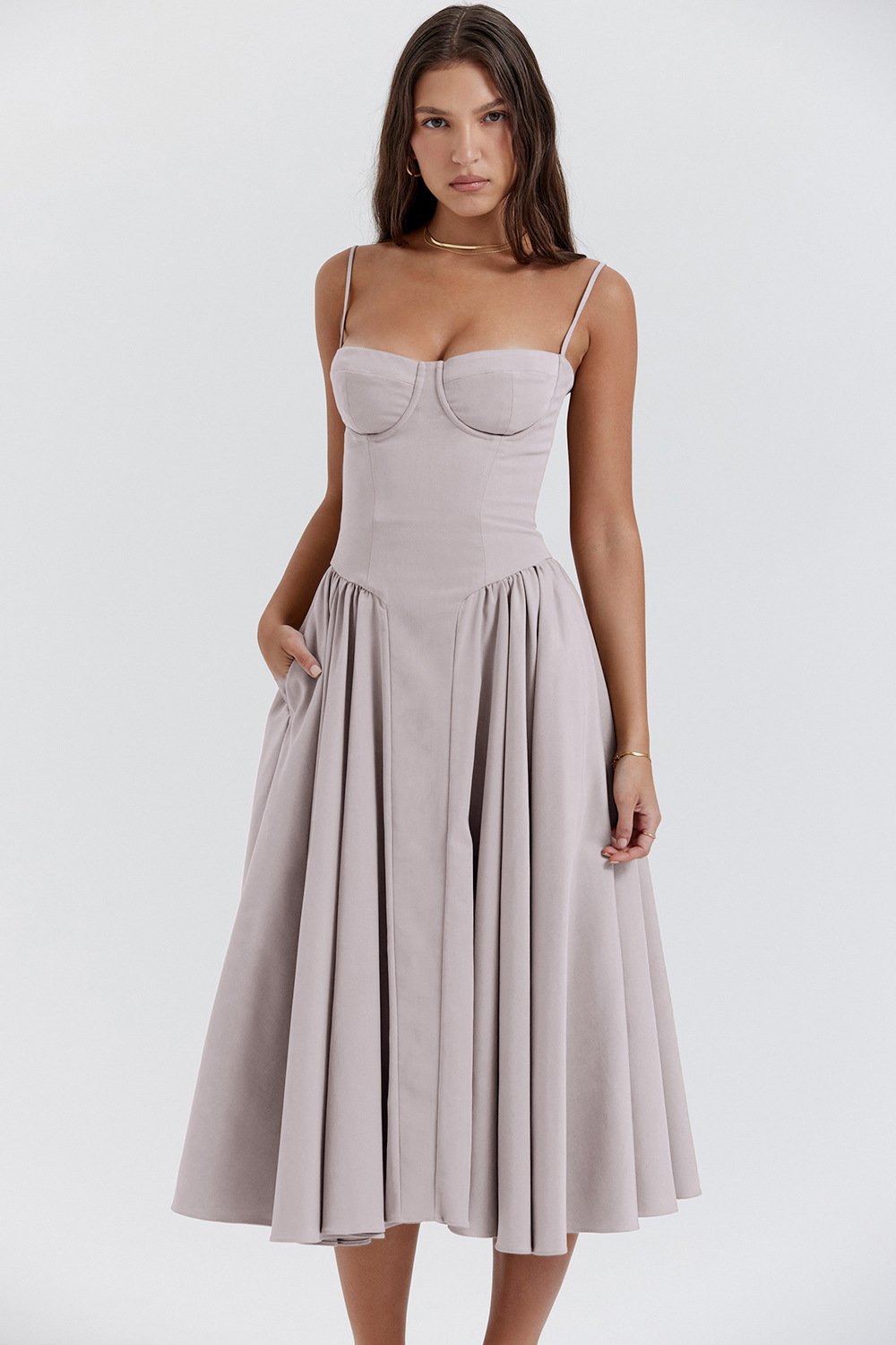 Elegantes Midikleid für Damen mit Spaghettiträgern und ausgestelltem Rock