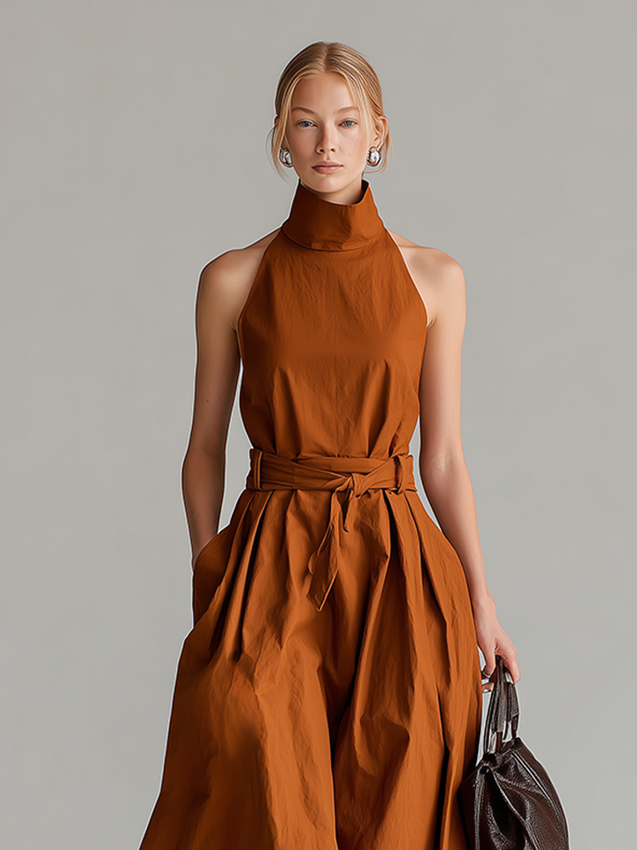 Robe en coton rouille à col halter avec ceinture à nouer, style minimaliste et élégant intemporel pour femme