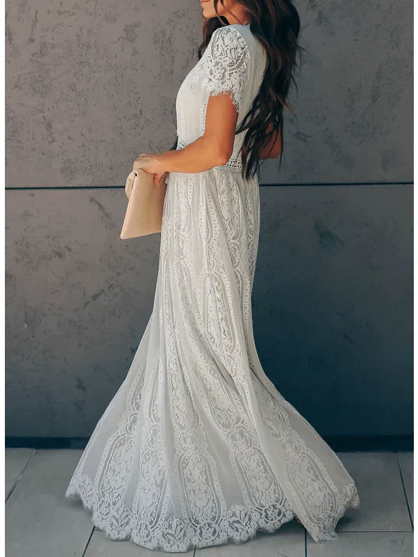 Vestido Longo Feminino em Renda Branca - Decote V, Manga Curta, Painel Floral Boho para Convidada de Casamento