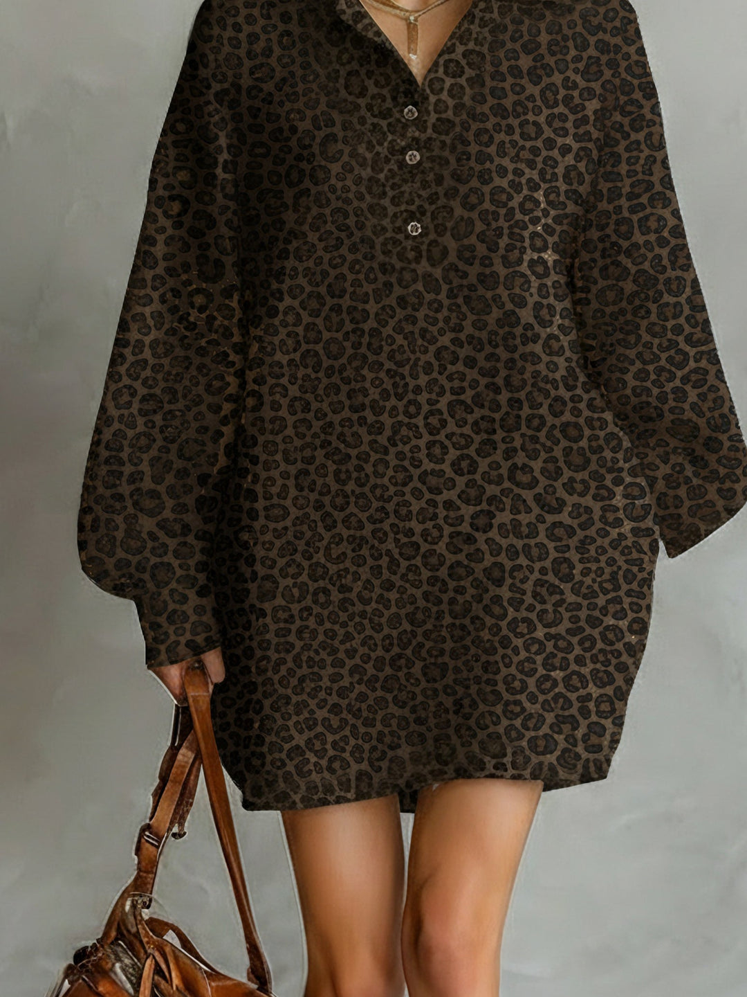 Robe femme mode ample à manches longues avec imprimé léopard marron et encolure dégagée