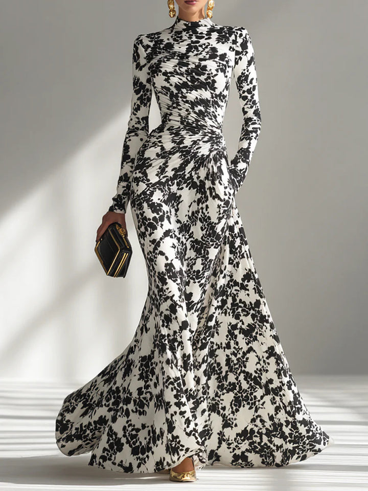 Maxi dress with long sleeves and black-and-white pattern