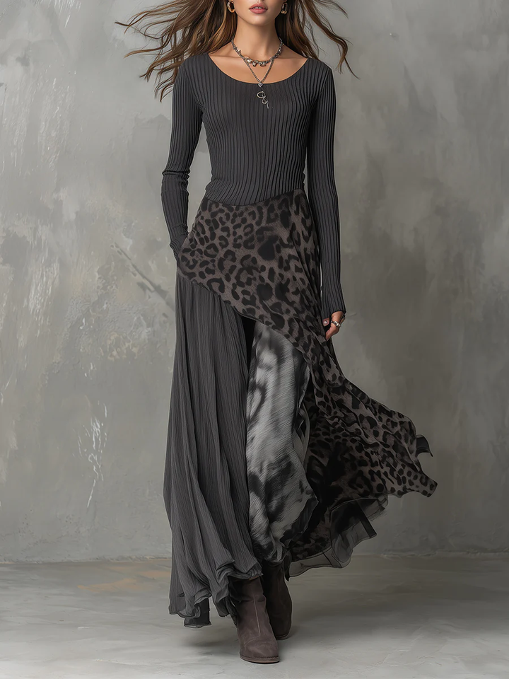 Gami | Eng anliegendes Maxikleid mit strukturierten Trägern und Leopardenmuster am Saum