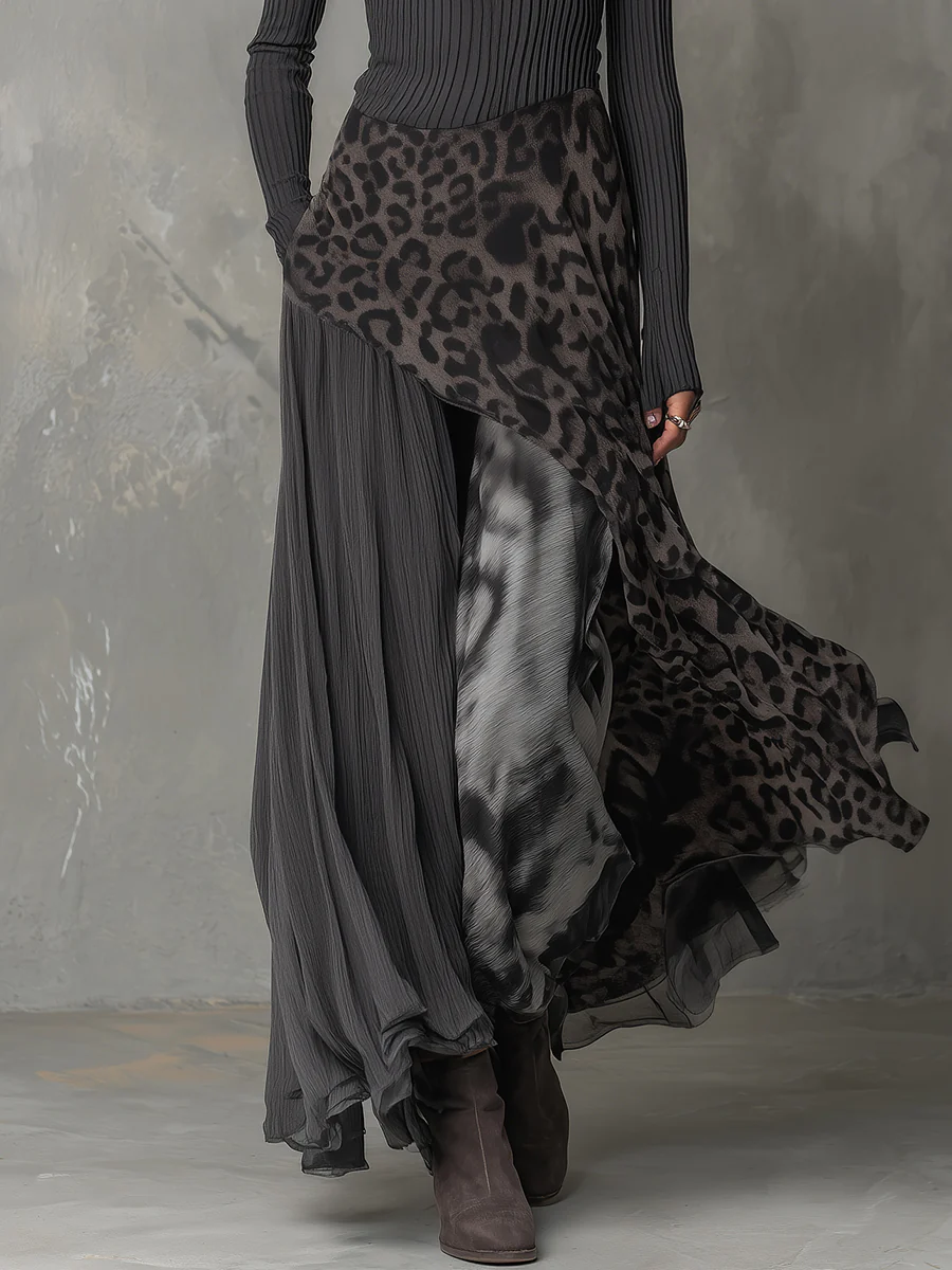 Gami | Eng anliegendes Maxikleid mit strukturierten Trägern und Leopardenmuster am Saum