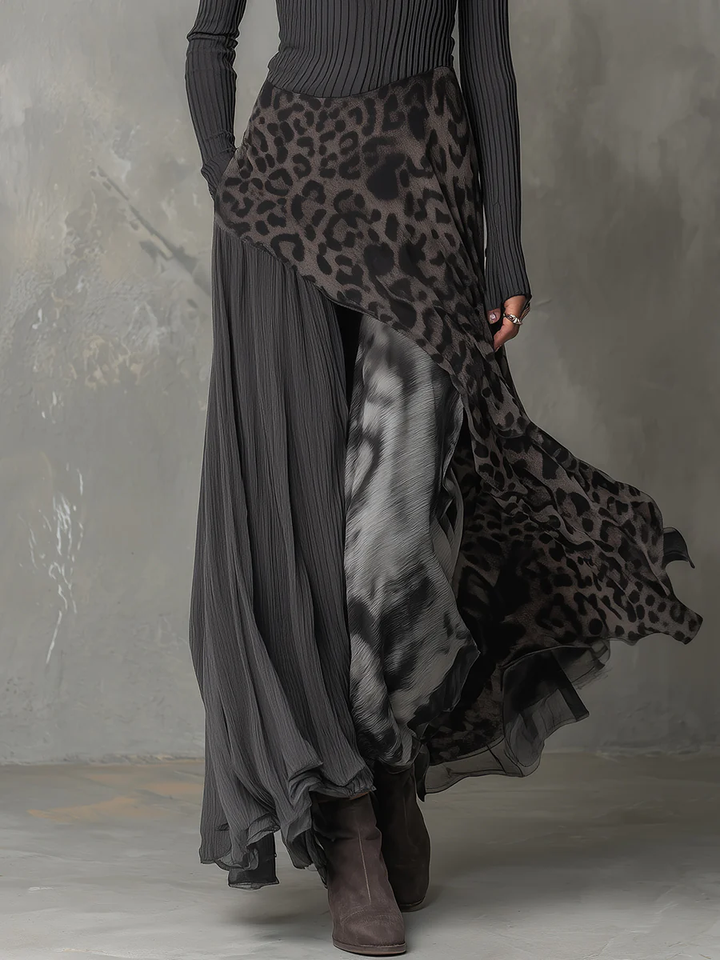 Gami | Eng anliegendes Maxikleid mit strukturierten Trägern und Leopardenmuster am Saum