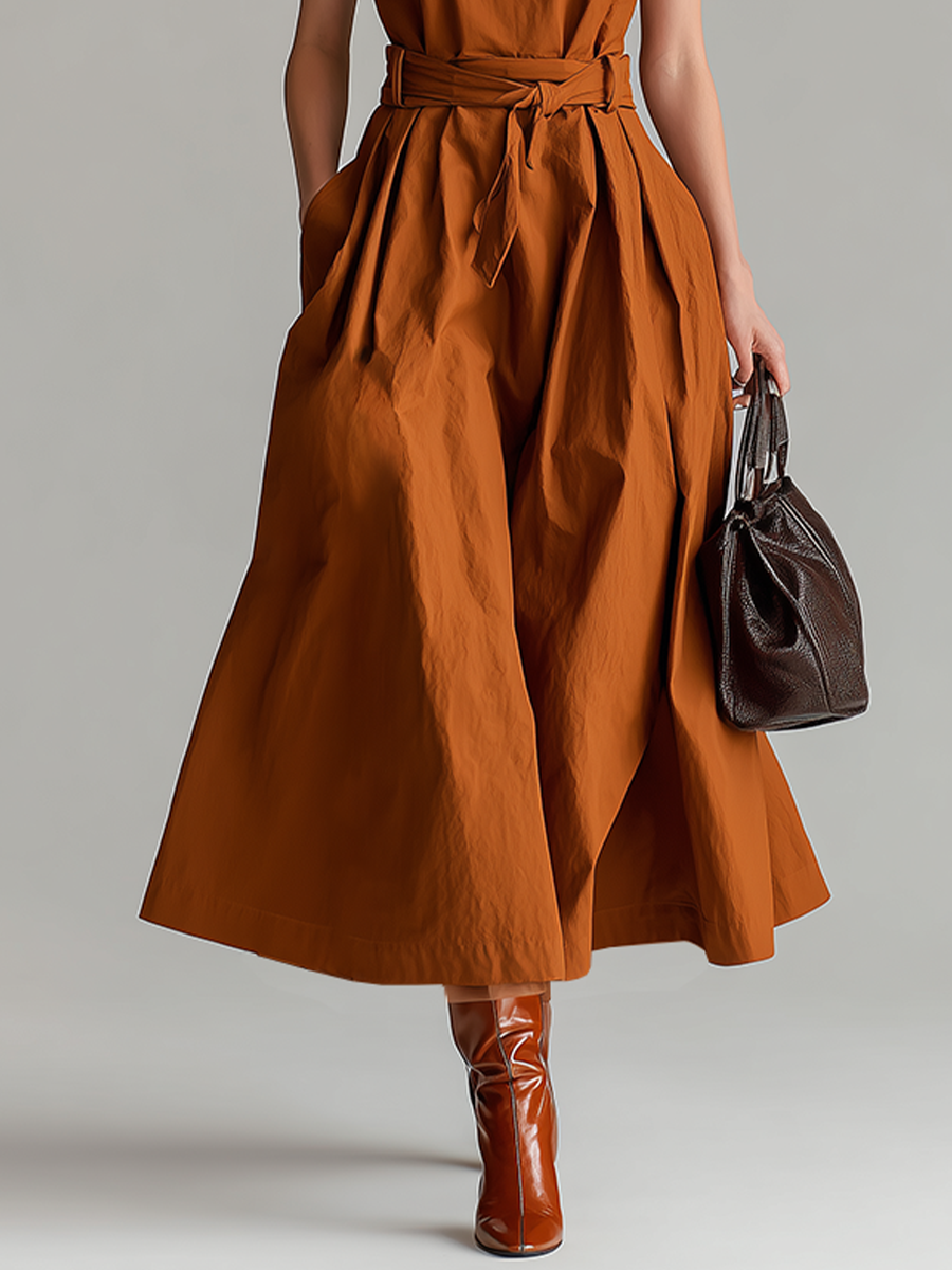 Robe en coton rouille à col halter avec ceinture à nouer, style minimaliste et élégant intemporel pour femme