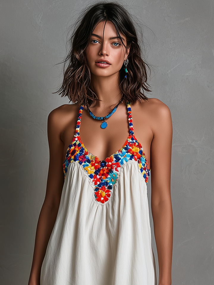 Mini abito da donna minimalista con ricamo colorato e spalline sottili
