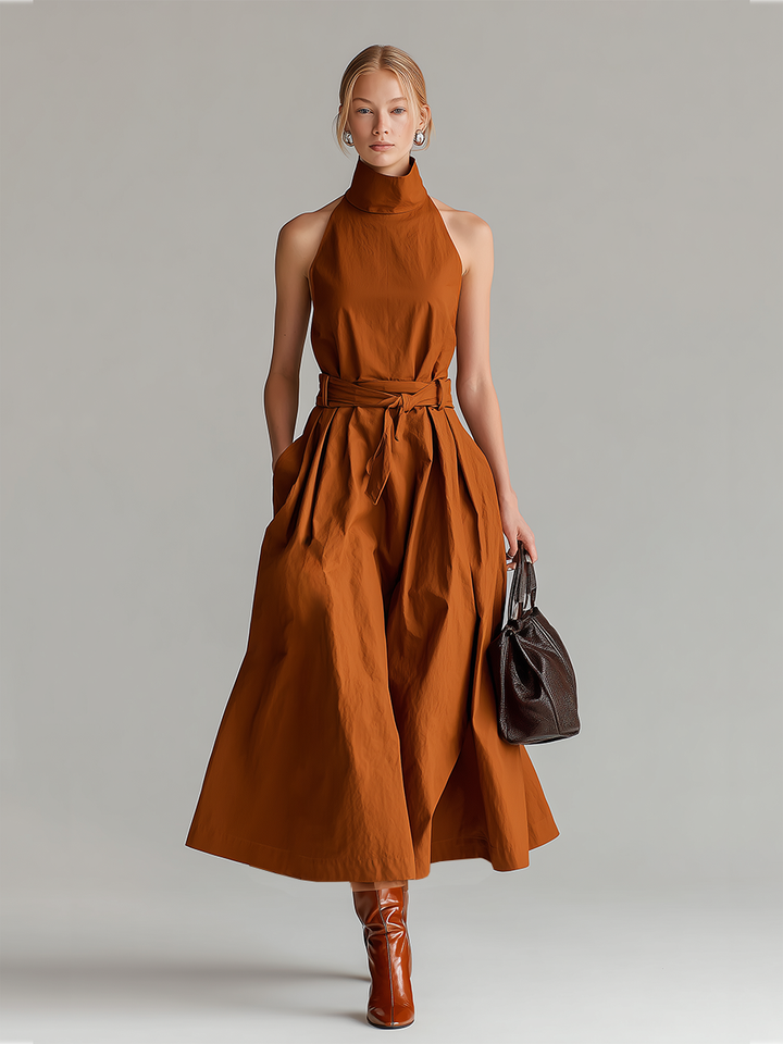 Robe en coton rouille à col halter avec ceinture à nouer, style minimaliste et élégant intemporel pour femme